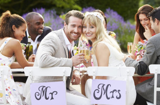 Zasadací poriadok na svadobnej hostine: Kto sedí za vrchom stola?