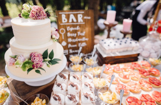 Štýlová svadobná torta alebo candy bar? Čomu by si dala prednosť?