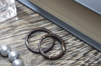 Drevené prstene namiesto obrúčok z drahého kovu: Lacná a vkusná náhrada