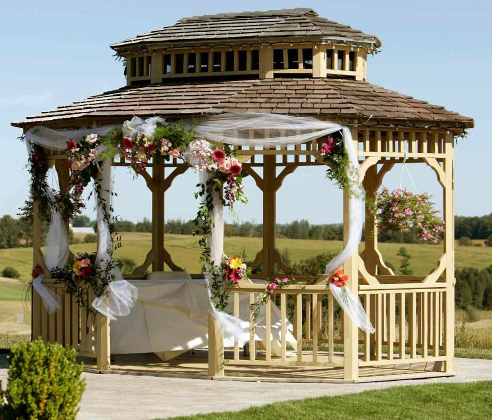 výzdoba záhradného altánku na svadbu