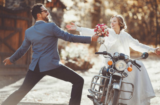 Motorkárska svadba: Ako zakomponovať svoju vášeň do svadobného dňa?