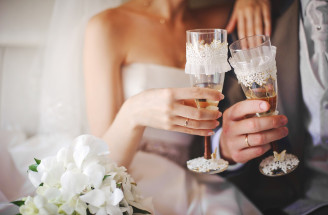 Svadobné poháre pre mladomanželov: Inšpiruj sa ich výzdobou!