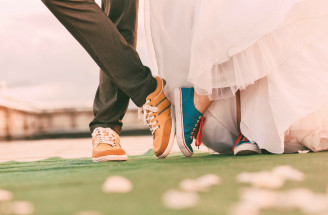 Farebné svadobné topánky: Čo tak vydávať sa v teniskách?