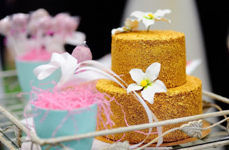 Zlatá svadobná torta s ohromnými detailmi: Luxus už na pohľad