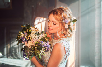 Pôvabné svadobné účesy so živými kvetmi: Iný účes už nebudeš chcieť!