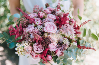 Ružová svadobná kytica pre všetky nevesty aj pre každý svadobný štýl!