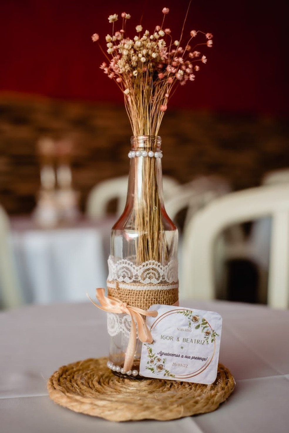 váza na svadobný stôl zdobená jutou