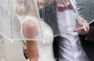 Prší nám šťastie! Svadba v daždi nemusí byť katastrofa