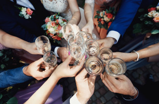 Dilema svadobnej hostiny: Platiť za alkohol na svadbe alebo nie?