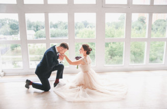 Povera o svadobných šatách: Prečo ich ženích nesmie vidieť pred svadbou?