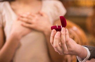 Zásnubný a snubný prsteň: Ako ich nosiť po svadbe?