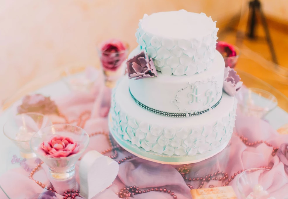 kvety na svadobnej torte
