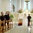Svadobná výzdoba kostola: Elegantné nápady, ktoré rešpektujú duchovný priestor