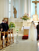 Svadobná výzdoba kostola: Elegantné nápady, ktoré rešpektujú duchovný priestor