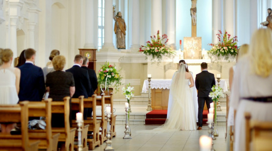 Svadobná výzdoba kostola: Elegantné nápady, ktoré rešpektujú duchovný priestor