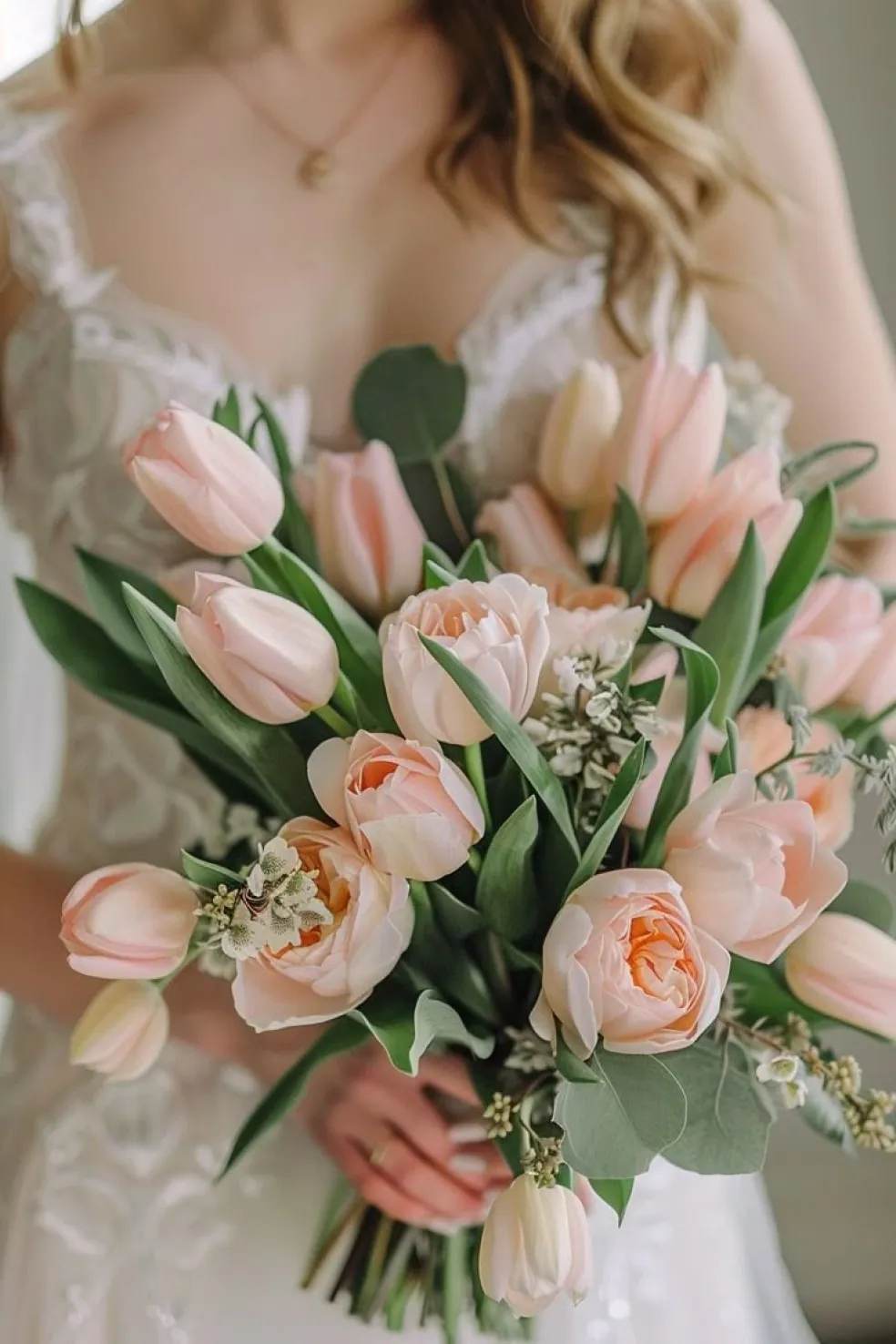 svadobná kytica s tulipánmi