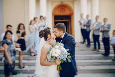 Ako vytvoriť svadobnú webovú stránku: Kompletný sprievodca pre moderných snúbencov