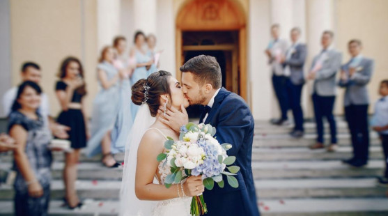 Ako vytvoriť svadobnú webovú stránku: Kompletný sprievodca pre moderných snúbencov