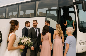 Transfer hostí medzi miestom obradu a recepciou – platený autobus alebo uber?