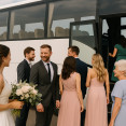 Transfer hostí medzi miestom obradu a recepciou – platený autobus alebo uber?