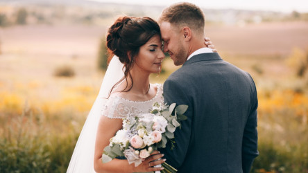 Inšpirácia na romantické svadobné fotografie: Eskimácky bozk