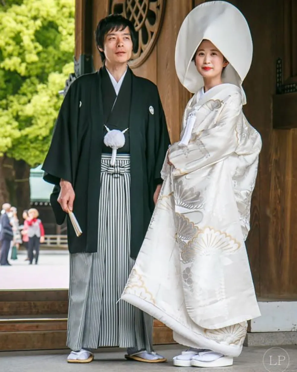 čo nosia nevesty v japonsku