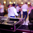 Svadba bez DJ – dobrý spôsob, ako ušetriť peniaze alebo veľký risk?