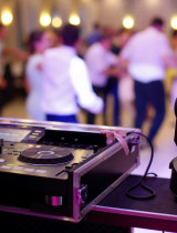 Svadba bez DJ – dobrý spôsob, ako ušetriť peniaze alebo veľký risk?