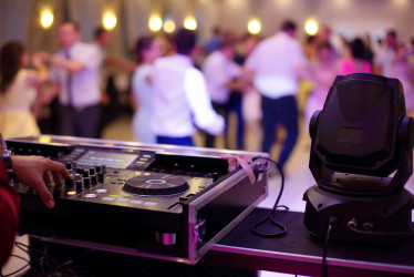 Svadba bez DJ – dobrý spôsob, ako ušetriť peniaze alebo veľký risk?