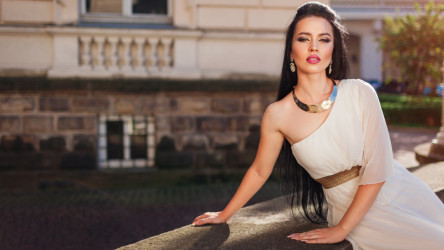 Svadobné šaty na jedno rameno: Elegantný kúsok pre náročnejšie nevesty