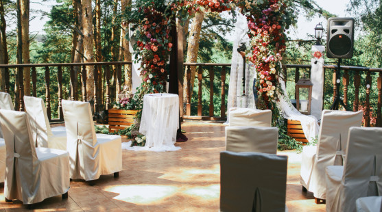 Svadba pod holým nebom? Výhody, riziká a riešenie pre dážď