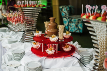 Je čokoládová fontána na svadbe nutnosť alebo úplná katastrofa?