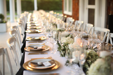 Kam na svadbe usadiť fotografa, kameramana, DJ, starejšieho či iných dodávateľov?