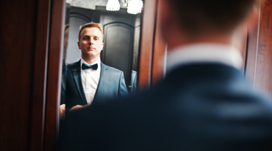 Svadobný oblek pre ženícha či svedka: Prečo sa neobmedzovať len na čiernu?