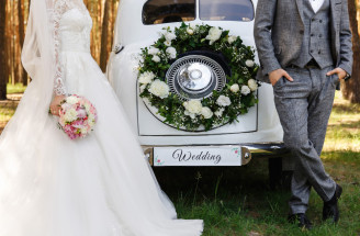 Ako vyzdobiť svadobné auto? Aké voliť dekorácie a materiály?