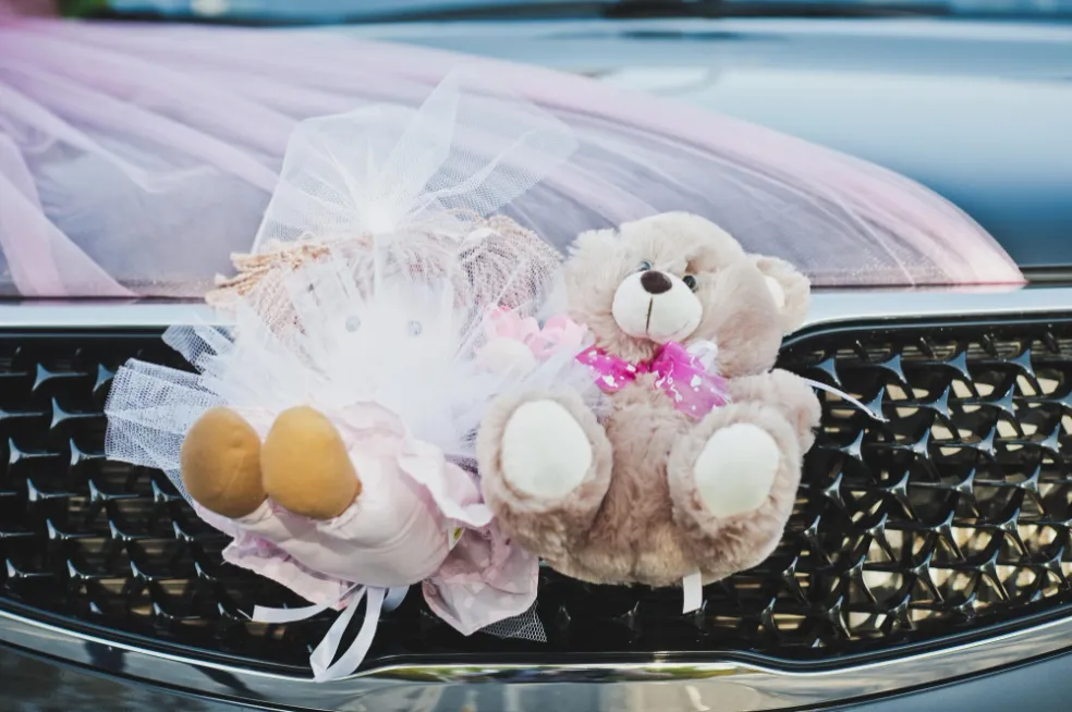 ako vyzdobiť svadobné auto