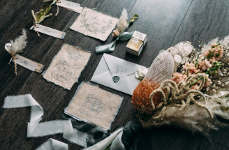 Kedy začať pozývať hostí na svadbu? Nezmeškajte správny čas!