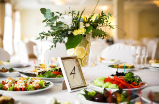 Vegánske svadobné menu bez obáv: Ako nasýtiť hostí a zachovať atmosféru?