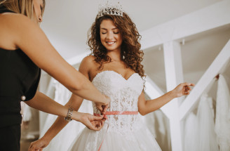 10 dôležitých znakov, že ti svadobné šaty dobre nesedia – neignoruj ich!