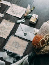 Kedy začať pozývať hostí na svadbu? Nezmeškajte správny čas!