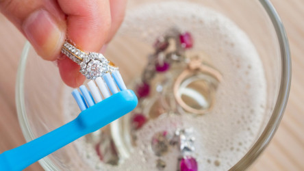 Ako vyčistiť svadobné obrúčky aj doma? Pozor, aby ste ich nepoškriabali!