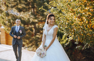 Povera o svadobných šatách: Prečo ich ženích nesmie vidieť pred svadbou?