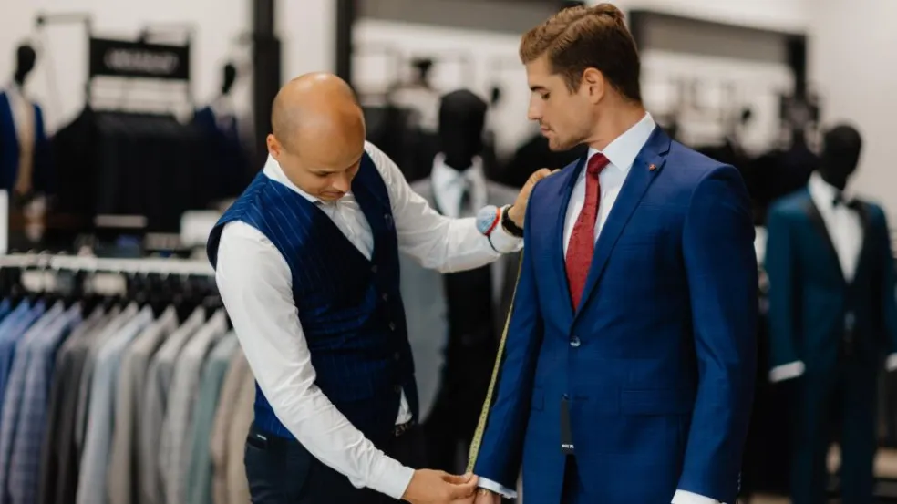 Strih a úprava svadobného obleku