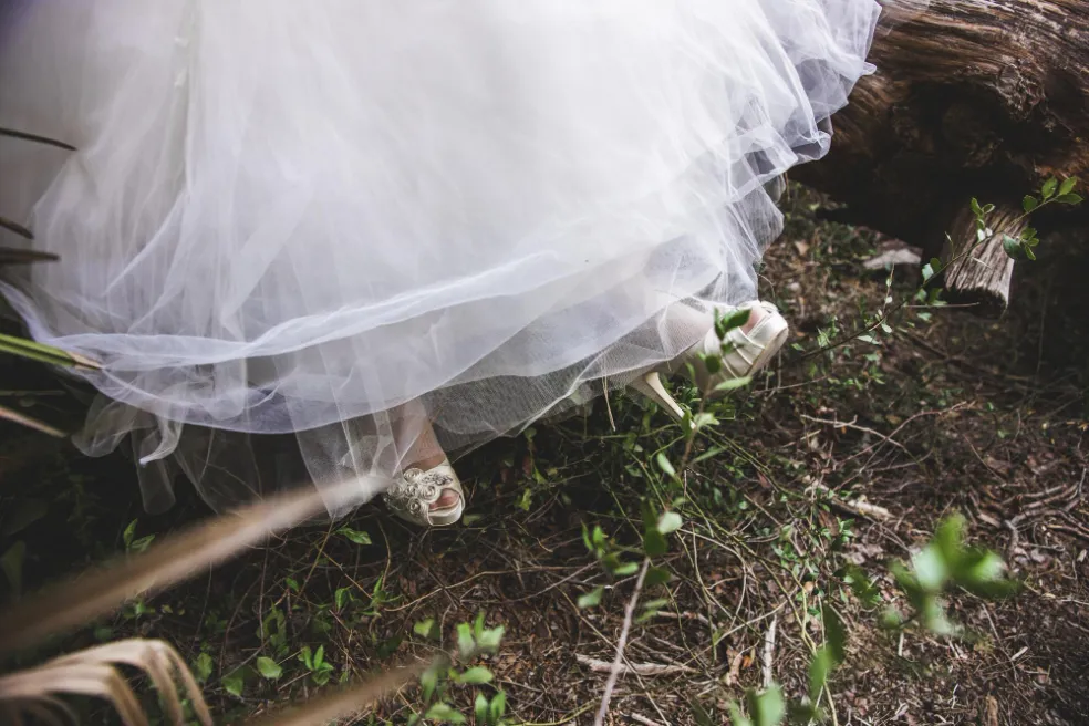 poškodené svadobné šaty
