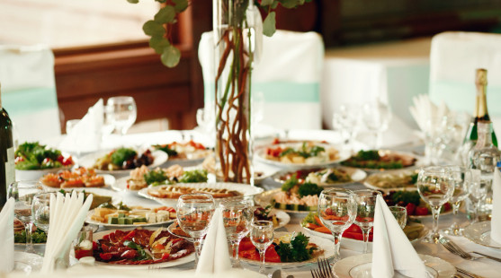 Koľko jedla na svadbe naozaj stačí? Praktický sprievodca, ktorý vám ušetrí rozpočet