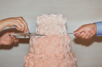 Dokonalá svadobná torta: Čo urobiť, aby zostala krásna po celý večer?