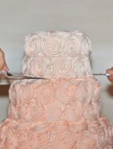 Dokonalá svadobná torta: Čo urobiť, aby zostala krásna po celý večer?