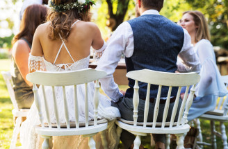 Zasadací poriadok na svadobnej hostine: Kto sedí za vrchom stola?