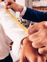 Oblek na mieru: Kedy sa oplatí a koľko stojí v roku 2026