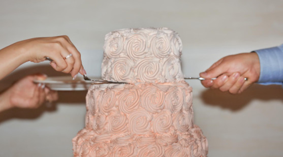 Dokonalá svadobná torta: Čo urobiť, aby zostala krásna po celý večer?
